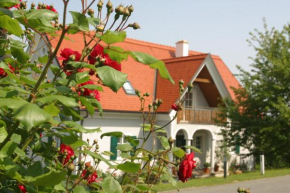 Гостиница Gäste- und Vitalhaus Sauer  Китцек-Им-Заузаль 